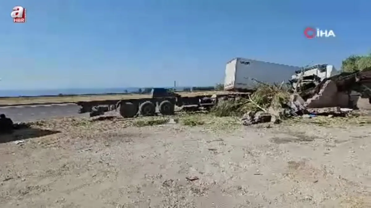 Adilcevaz'da meyve suyu yüklü tır devrildi: Sürücüsü yaralı olarak hastaneye kaldırıldı