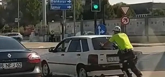 Bursa’da trafik polisi yolda kalan otomobili iterek sürücüye yardım etti