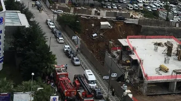 Ümraniye'de istinat duvarı çöktü - 2