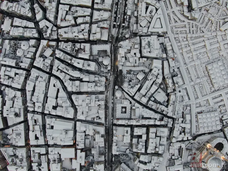 İstanbul beyaz örtüyle kaplandı! Ulaşımda aksama | Vali Yerlikaya uyardı: Zorunlu olmadıkça trafiğe çıkmayın 22