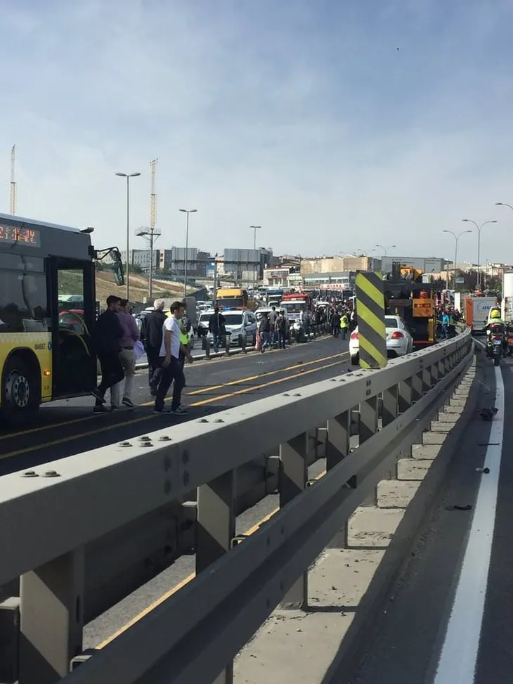 Sefaköy’de bir araç metrobüs yoluna girdi