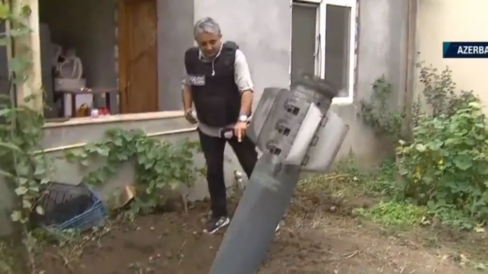 Son dakika: Dünya televizyonlarında ilk kez A Haber görüntüledi! İşte sivilleri hedef alan ve Gence'ye atılan Ermeni füzesi