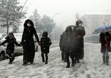Kar İstanbul'un kapısına dayandı! Ankara'ya mevsimin ilk karı yağdı | Meteoroloji'den son dakika hava durumu uyarısı!