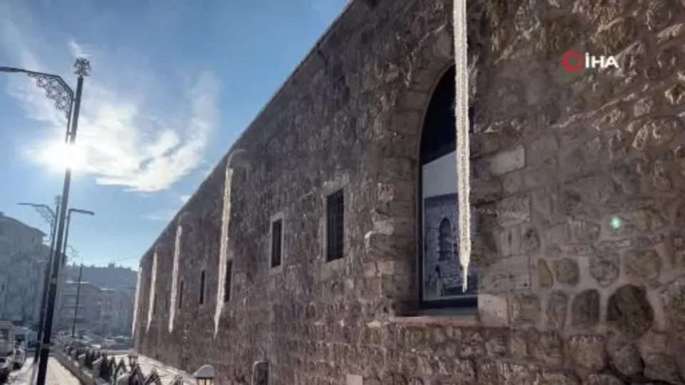 Sivas’ta 3 metrelik buz sarkıtları
