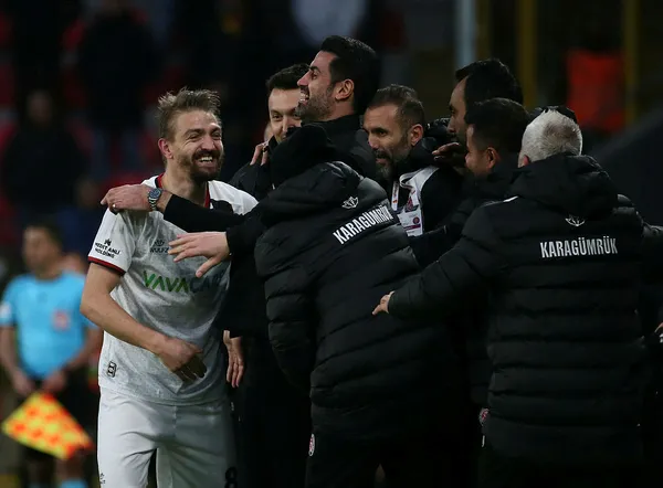 volkan-demirel-galibiyetle-basladi-goztepe-0-1-karagumruk-mac-sonucu-ozet-1639928188372.jpg Volkan Demirel galibiyetle başladı! Göztepe 0-1 Karagümrük (MAÇ SONUCU-ÖZET) - 1