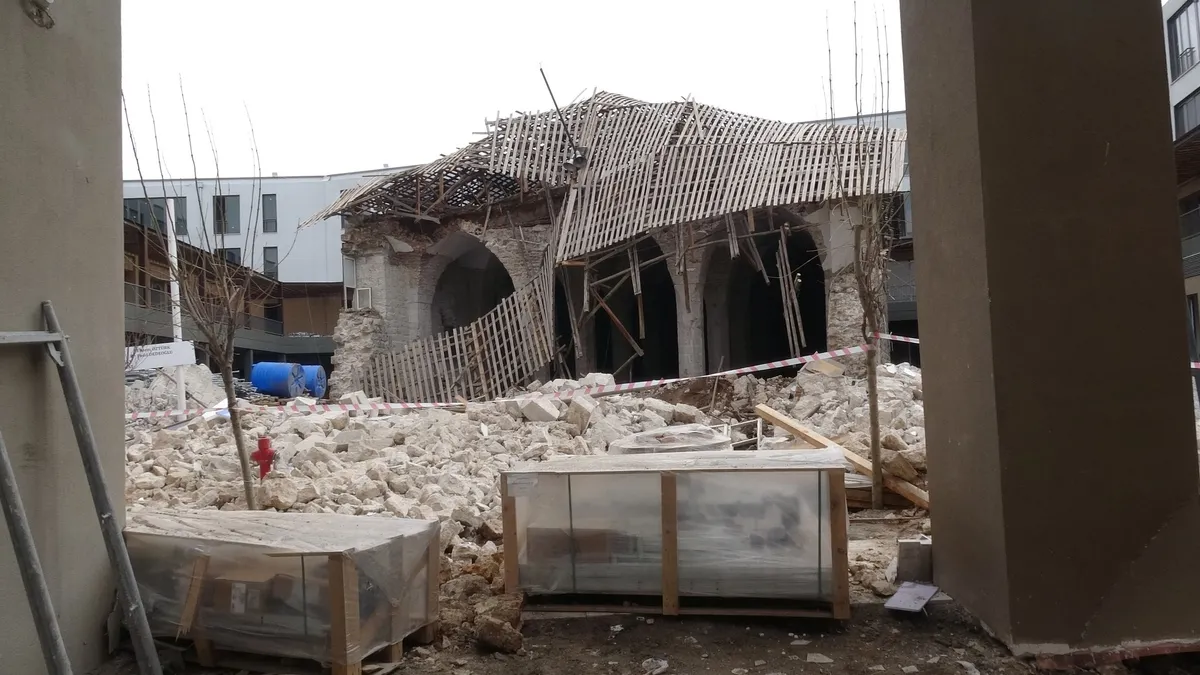 Malatya'da tarihi caminin bir bölümü çöktü, 1 işçi yaralandı