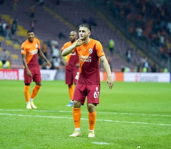 Galatasaraylı futbolcular Lazio galibiyetini taraftarlarla kutladılar