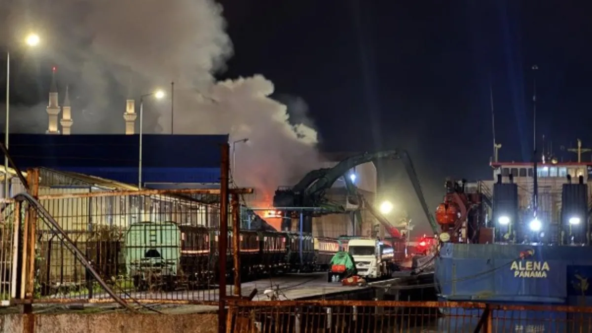 Zonguldak'ta liman sahasında yangın paniği! İş makinesi alev aldı
