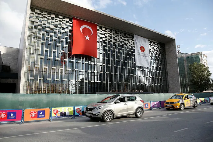 Taksim'deki Atatürk Kültür Merkezi'nin (AKM) yeni tabelası asıldı - 1