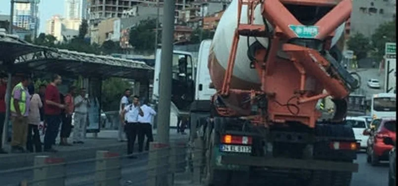 METROBÜS YOLUNA BETON MİKSERİ GİRDİ!