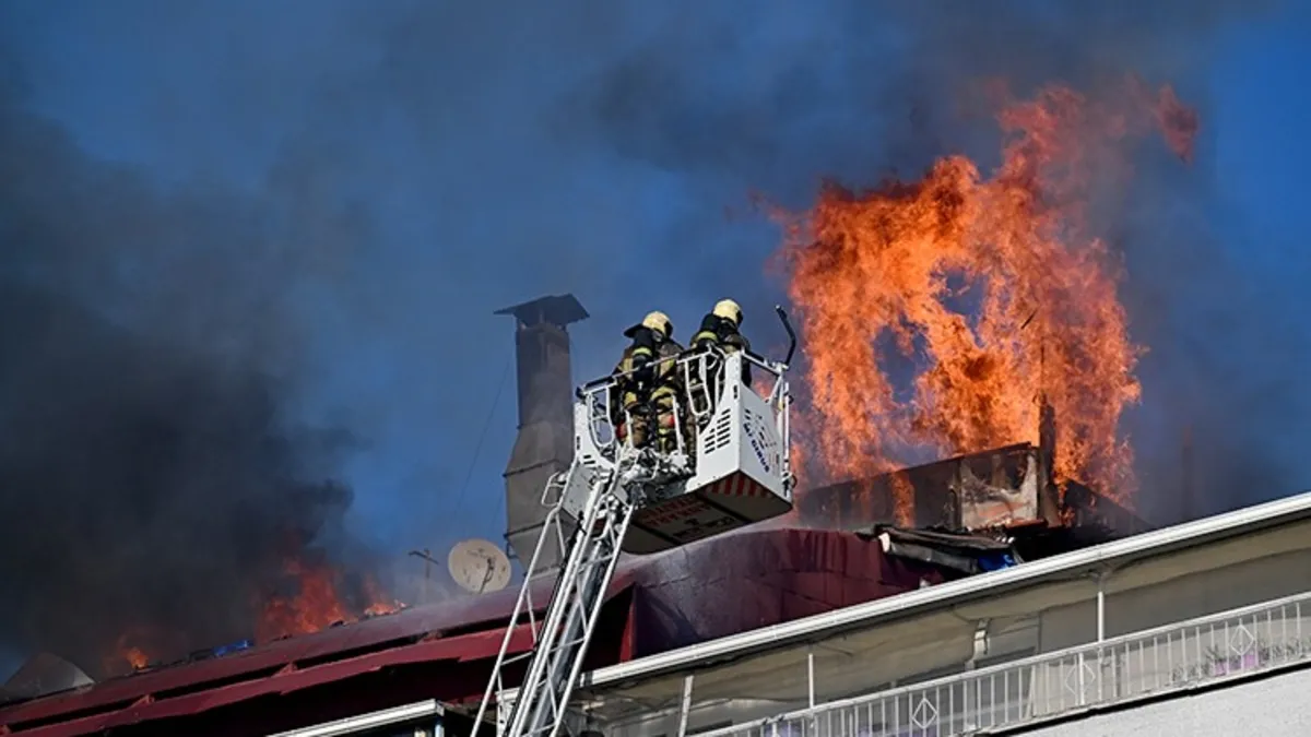 Küçükçekmece'de bir marketin önünde başlayıp 2 binaya sıçrayan yangın söndürüldü