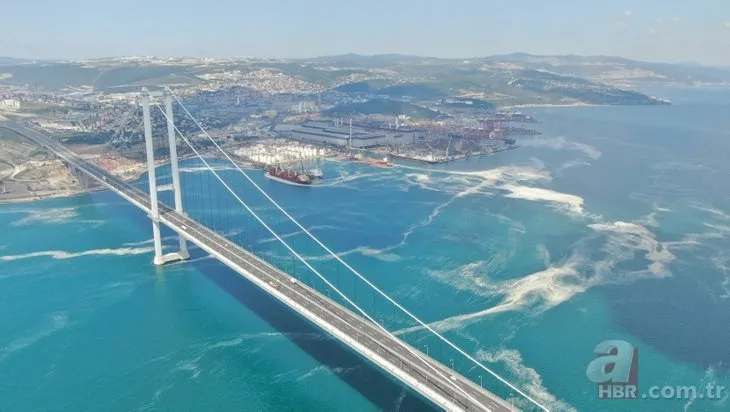 Korkutan manzara! Osmangazi Köprüsü’nü saran deniz salyası havadan görüntülendi