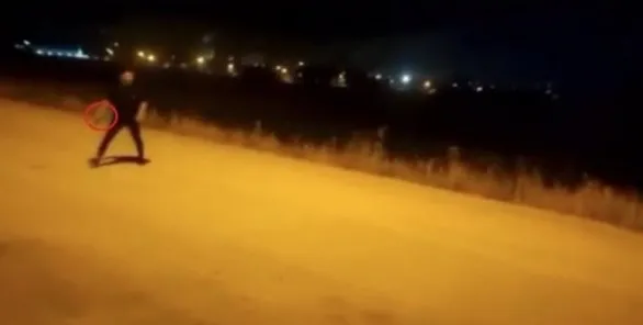 tiktok-icin-yapmadiklari-kalmadi-birbirlerini-kursun-yagmuruna-tuttular-1655988326489.jpg TikTok için yapmadıkları kalmadı! Birbirlerini kurşun yağmuruna tuttular - 1