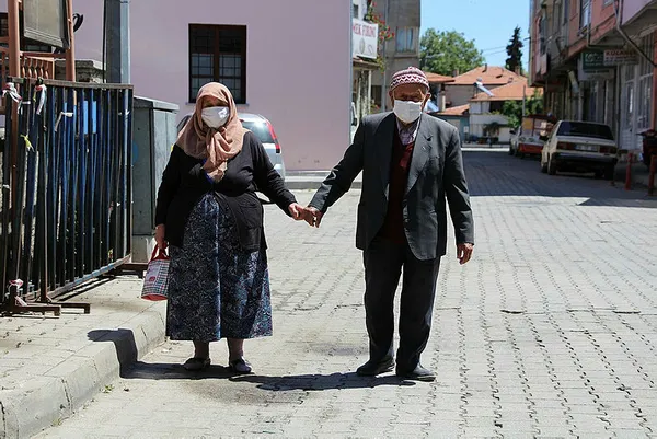 İzmir'de sokakta sigara içmek ve 65 yaş üstüne sokağa çıkma kısıtlaması getirildi - 1