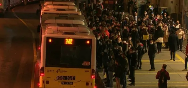 istanbulda-metrobuslerde-adim-atacak-yer-kalmadi-iste-vatandaslarin-eve-donus-cilesi-1615906246063.jpg İstanbul'da metrobüslerde adım atacak yer kalmadı! İşte vatandaşların eve dönüş çilesi... - 3