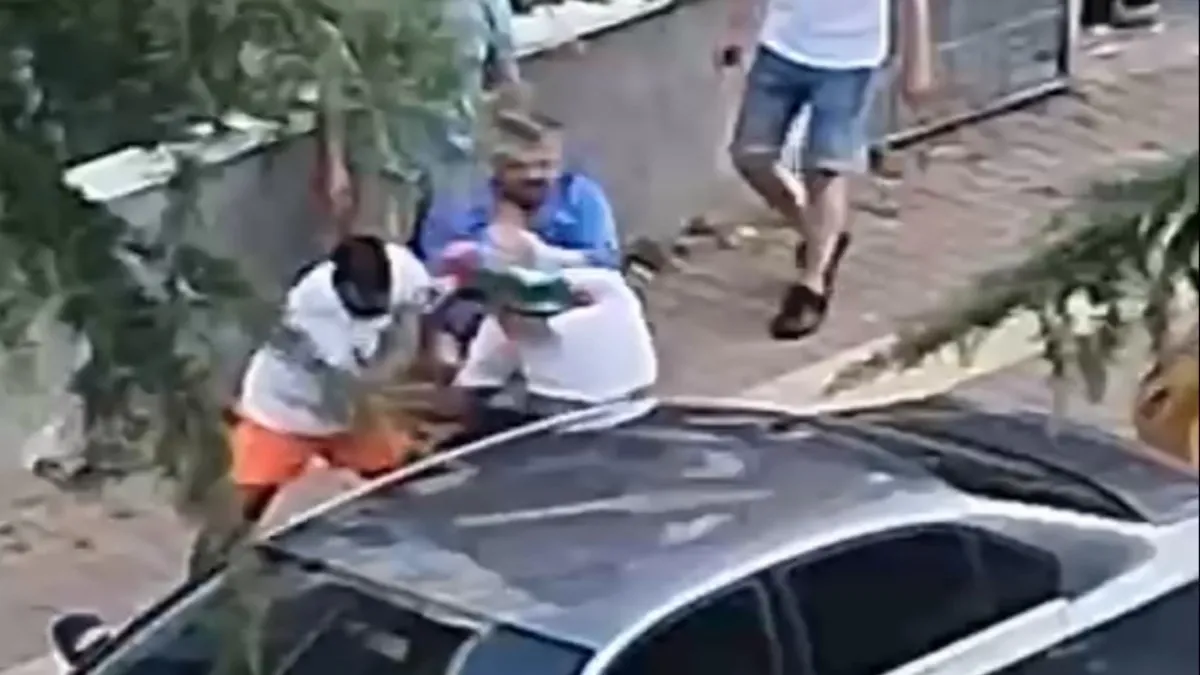 Ağabeyini darbedeni bıçakladı: O anlar kamerada