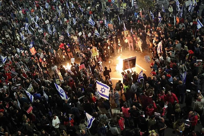 Binlerce İsrailli Gazze için Tel Aviv sokaklarında! Katil Netanyahu’ya istifa ve erken seçim çağrısı: Hemen şimdi erken seçim