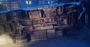 Midibüs park halindeki cipe çarptı: 2 yaralı