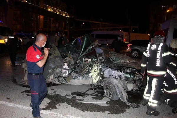 Hurda yığınına dönen araçta can pazarı! Denizli'de korkun kaza - 1