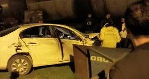 Otomobil, yük trenine çarptı!