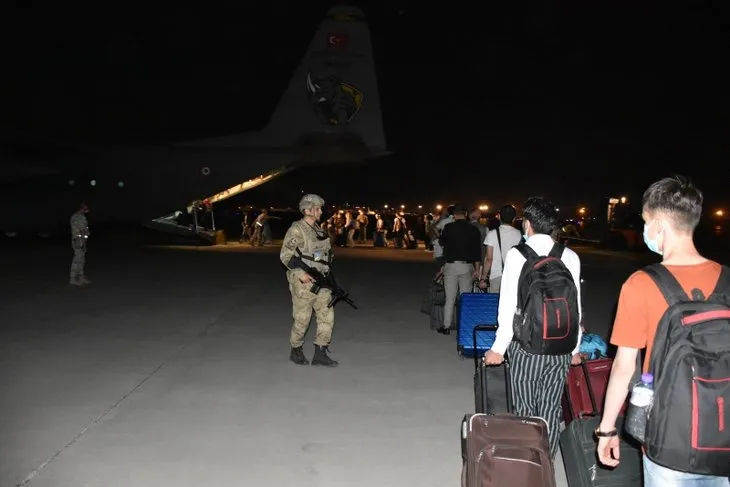 Önce ’Herkül’ ardından THY! Afganistan’dan tahliye edilen yolcular yurda getirildi