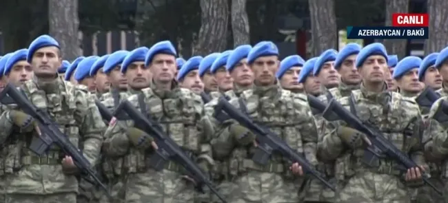 Başkan Erdoğan Azerbaycan’daki tarihi törende mevkidaşı Aliyev ile askerleri böyle selamladı