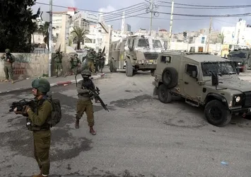 Katil İsrail ordusu Nablus kentinde baskınlar düzenledi