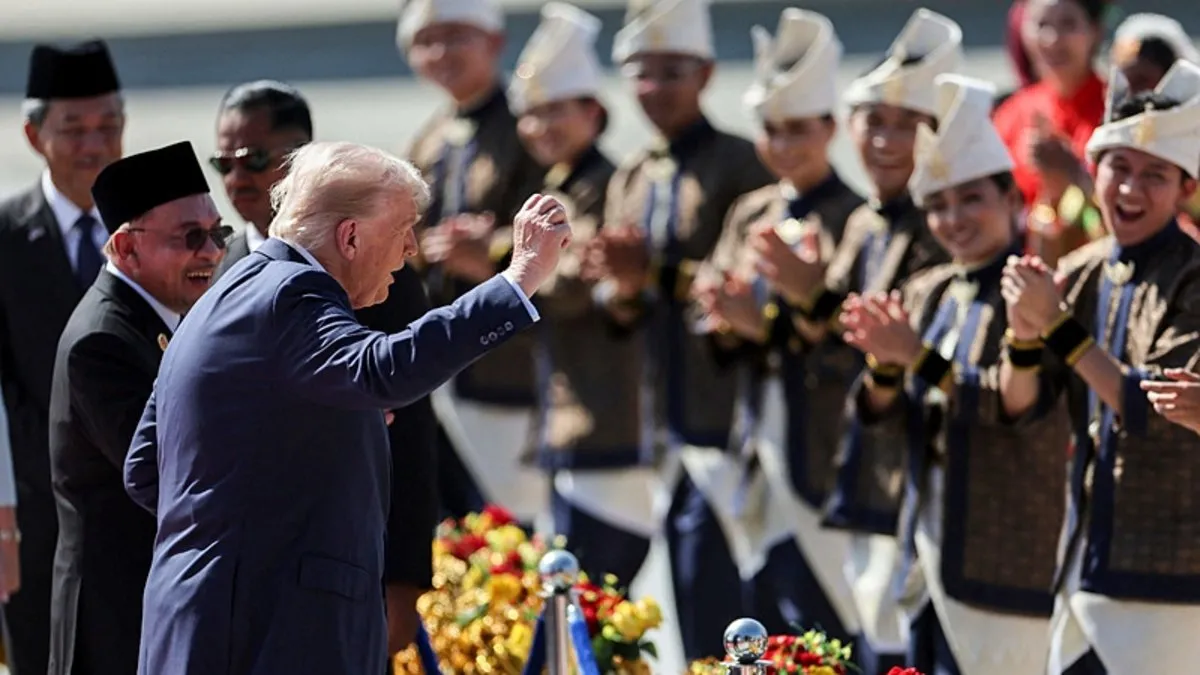 Kırmızı halıda Trump şovu: ABD Başkanı Malezya’yı dansıyla salladı