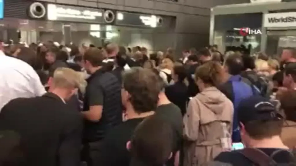 Almanya Hamburg Havalimanı’nda güvenlik alarmı | Video