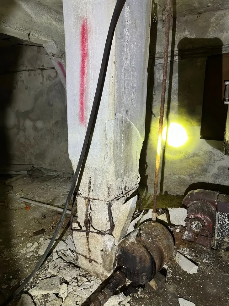 Bakırköy'de esnafı tedirgin eden manzara: Demirler eğrilmiş beton dökülüyor