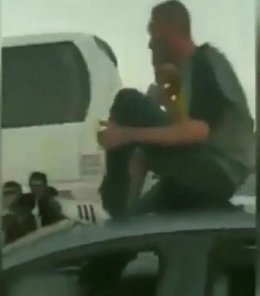 İzmir'de trafik magandası arabanın üstüne çıkıp araba sürdü - 2