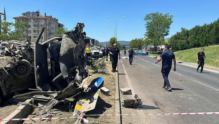 1719920651681.jpeg Bolu D-100'de katliam gibi kaza! Araç ortadan ikiye bölündü: 2 ölü, 3 yaralı - 1