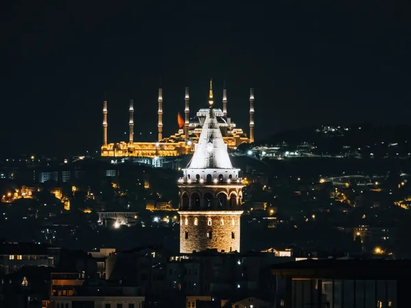 3u-bir-arada-camlica-cami-galata-kulesi-ve-hilalin-bulustugu-kare-mest-etti-1669014017449.jpg 3’ü bir arada: Çamlıca Cami, Galata Kulesi ve hilalin buluştuğu kare mest etti - 3