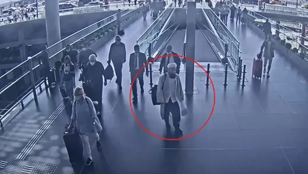 10-yildir-sahte-kimlikle-dolasiyormus-istanbul-havalimaninda-yakalandi-1651220566647.jpg 10 yıldır sahte kimlikle dolaşıyormuş! İstanbul Havalimanı'nda yakalandı - 3