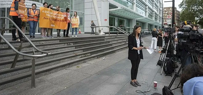 İngiltere’de sağlık sistemi çöktü! Doktorlar ayaklandı: Başbakanlığa yürüdüler...