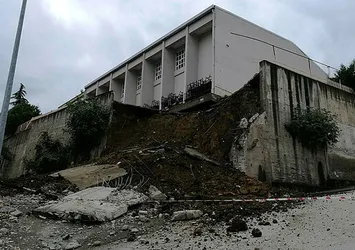 Ordu'da okulun istinat duvarı çöktü!