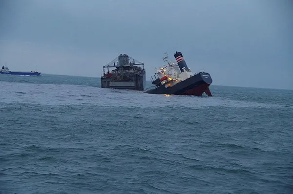 Japonya’da parçalanan kargo gemisi petrol sızdırdı