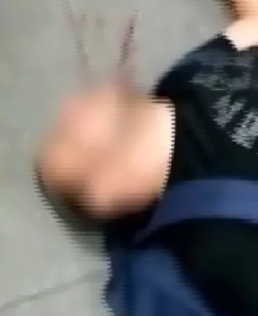 İngiltere’de "corona virüs" kavgası kameraya yansıdı! Sert yumrukla bayılarak kanlar içinde yerde kaldı