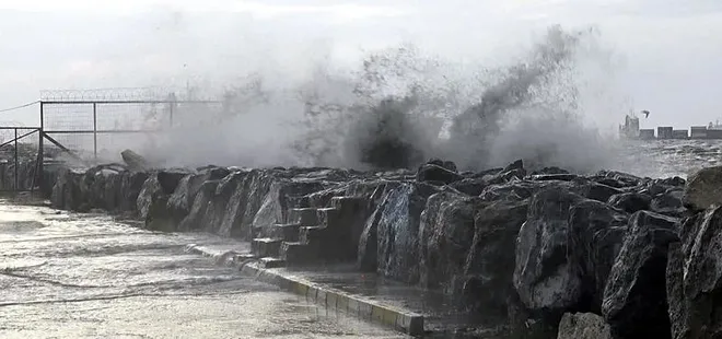 Avcılar'da dev dalgalar sahili dövdü