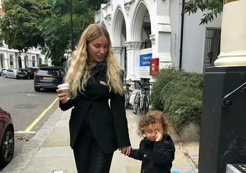 Londra'dan dönen Gülşen toprağı öptü