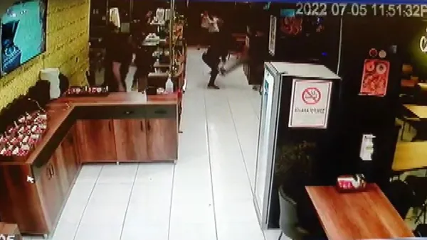 avcilarda-kabus-anlari-silahla-tehdit-edip-dovmeye-basladilar-1657260552646.jpg Avcılar’da kabus anları! Silahla tehdit edip, dövmeye başladılar - 3