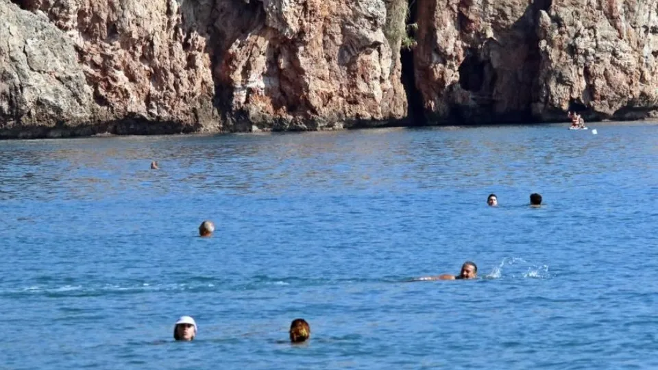 Antalya’da kasım ortasında yazı aratmayan görüntüler Türkiye’yi kıskandırdı
