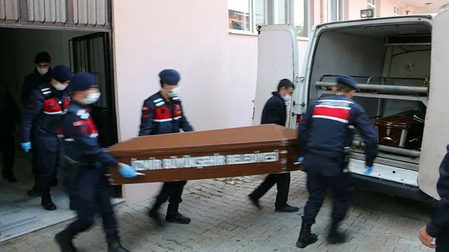 İzmir’de eşini ve kızını öldüren koca balkonda sigara içerken jandarma tarafından yakalandı - 1
