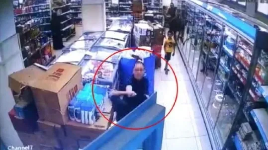 izmirde-kadin-market-personeline-darp-o-anlar-kamerada-1654591355397.jpg İzmir’de kadın market personeline darp! O anlar kamerada - 5