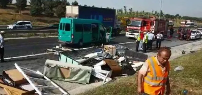 TEM’de feci kaza! Minibüs TIR’a çarptı