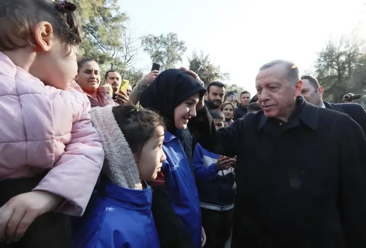 Başkan Recep Tayyip Erdoğan Gaziantep'te depremzedeleri ziyaret etti! Yanına gelen kadın sarılıp ağladı