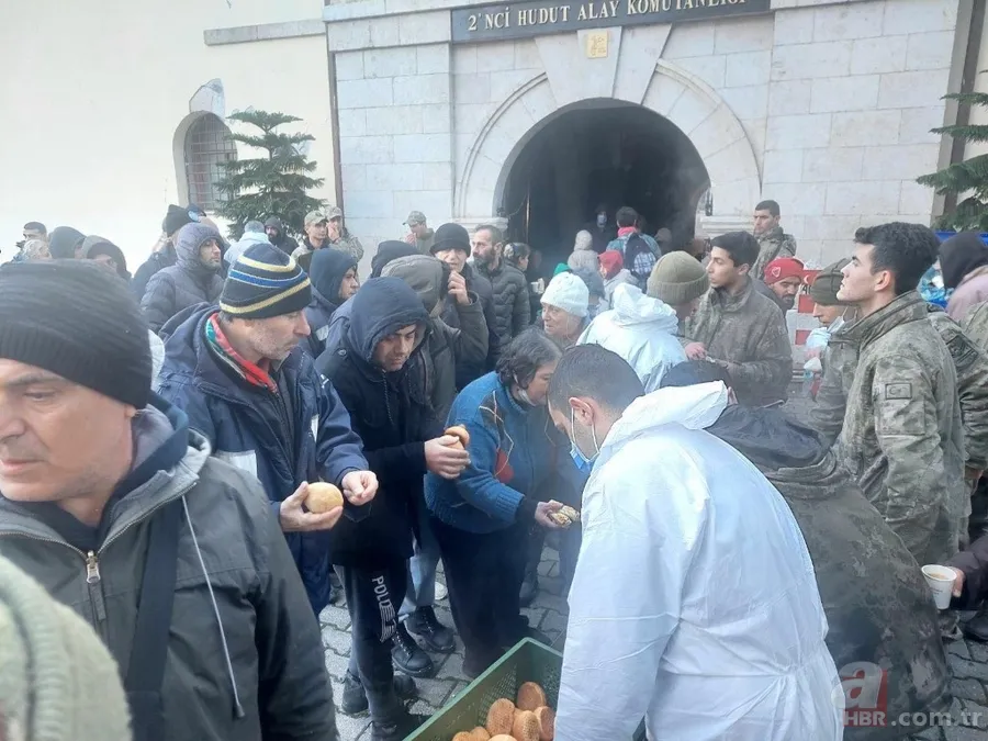 Mehmetçik deprem bölgesinde var gücüyle aralıksız çalışıyor 24