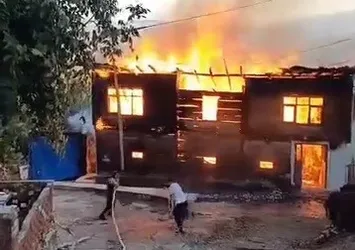 Bartın'da ahşap ev alevler içinde kaldı