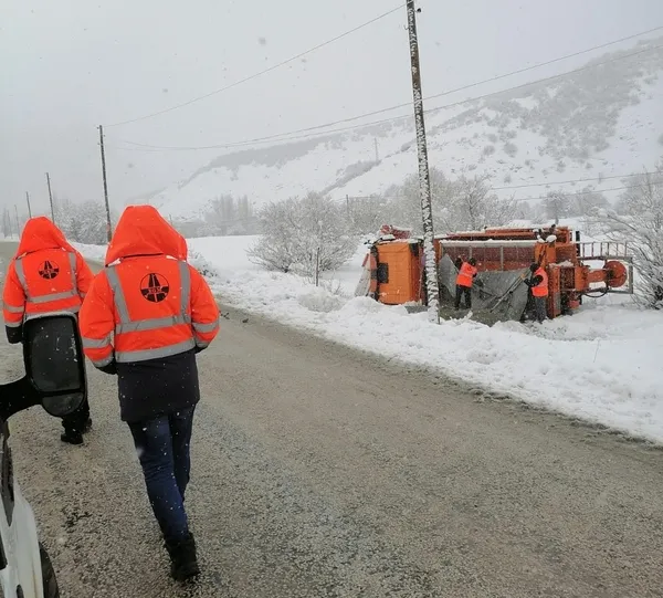 Son dakika: Kar temizleme çalışması yapan iş makinesi devrildi - 1