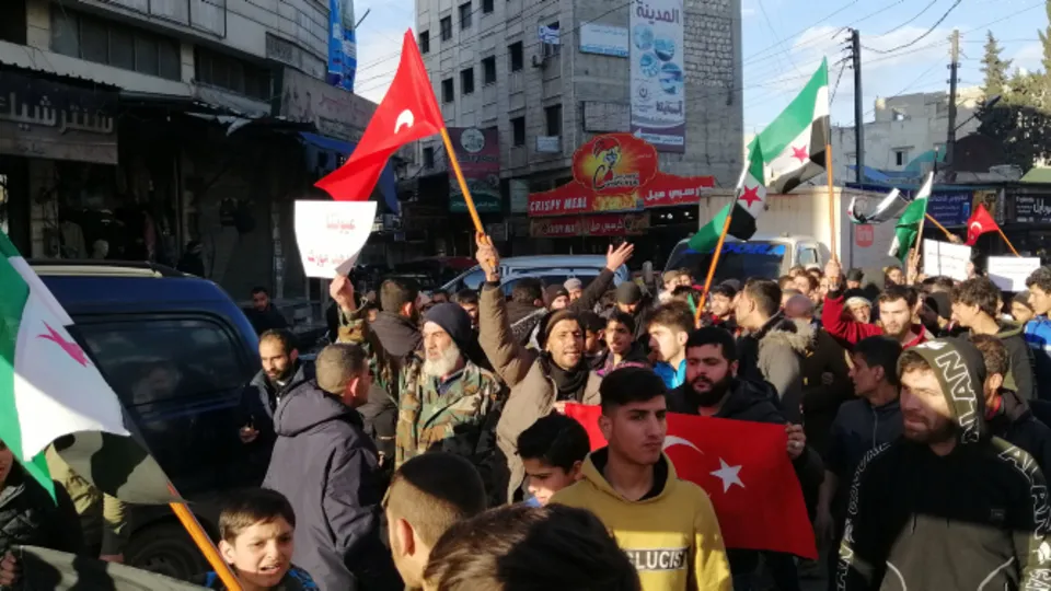 İdlibliler Türk bayraklarıyla sokaklara döküldü